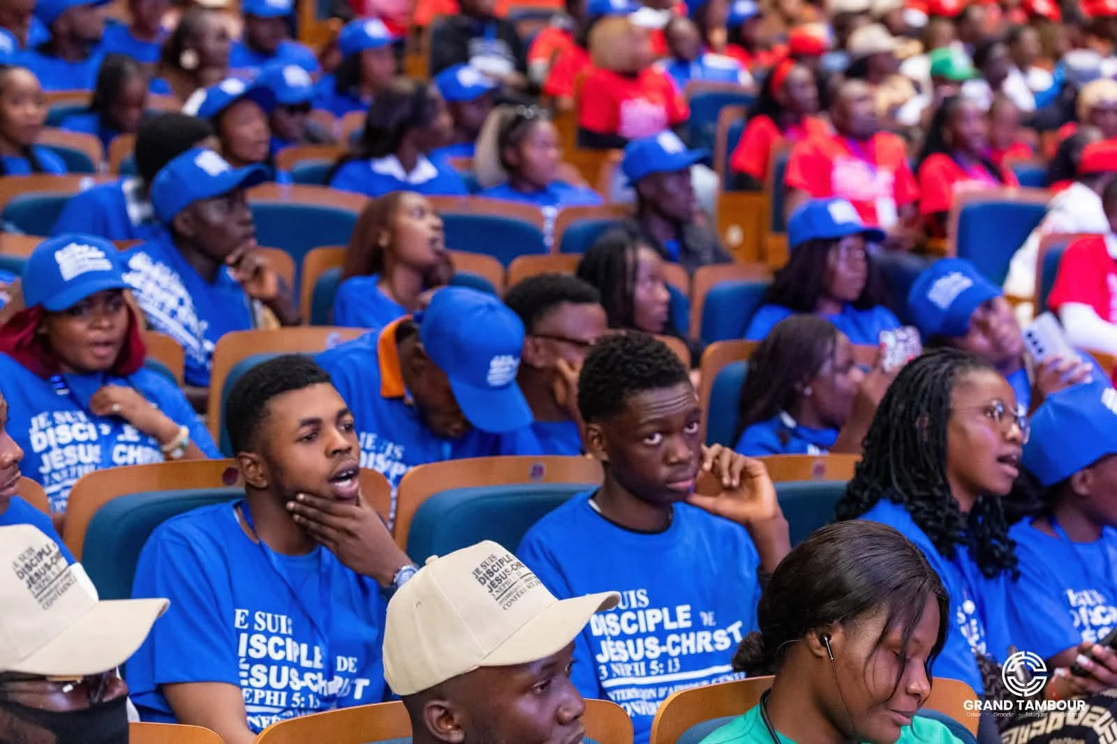 Les Jeunes Adultes Seuls en conférence au Grand Tambour.